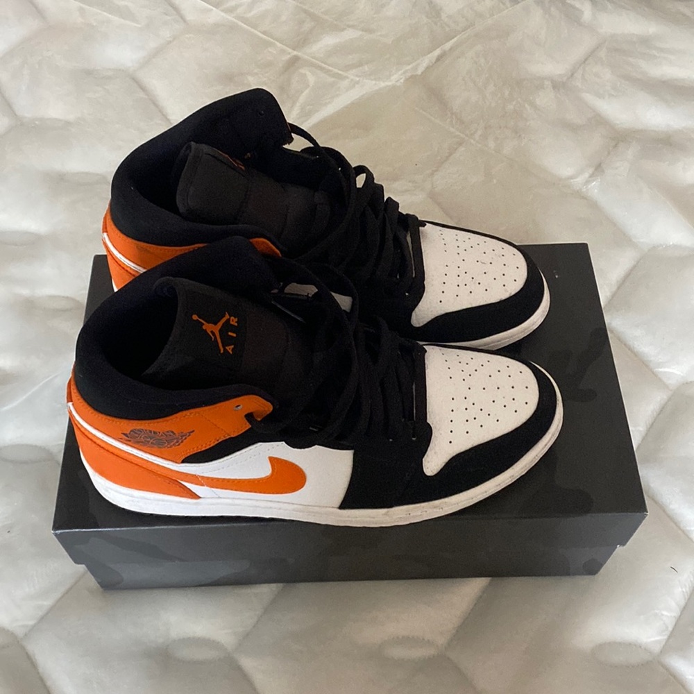 Air Jordan Retro 1 Mid